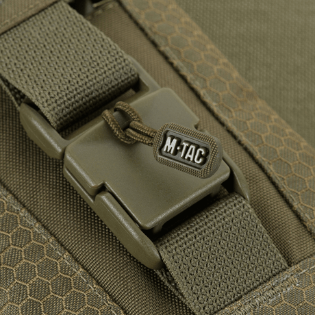 Lähikuva M‑Tac Smartphone Pouch Elite Large Hexistä, jämäkkä magneettisolki ja kestävä Cordura HEX 1000D -materiaali.