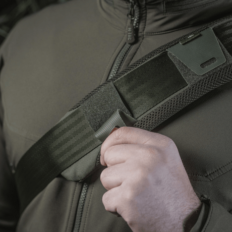 M‑Tac olkahihnan pehmike 50 mm Elite käyttäjän olkapäällä, näyttää mukavuutta ja tukea Cordura- ja 3D-mesh-rakenteella.