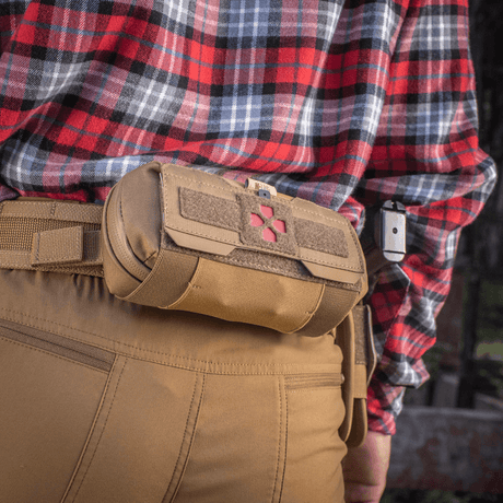 M-Tac Horizontal Medical Pouch Elite vyöhön kiinnitettynä, ihanteellinen kenttäensiapuun, kestävä Cordura ja vesitiivis vetoketjukiinnitys.