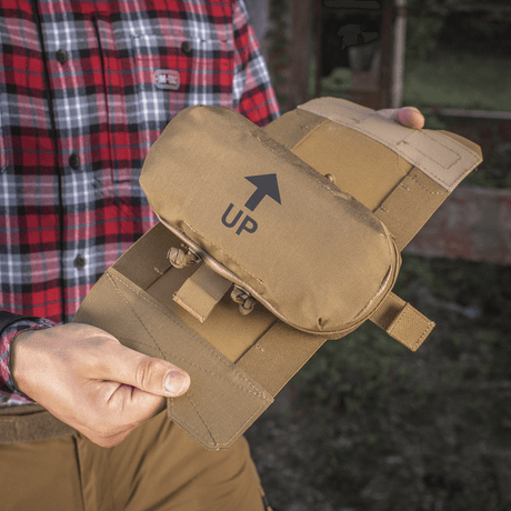 M‑Tac Horizontal Medical Pouch Elite käytössä ulkona, näyttää toiminnallisuuden irrotettavalla järjestäjällä ja paracord-silmukalla.