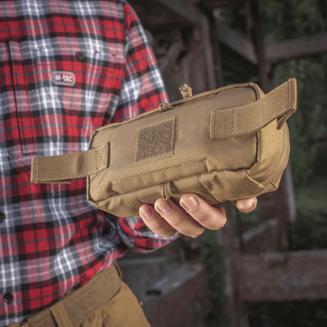 M-Tac Horizontal Medical Pouch Elite kädessä, kestävä kenttäensiapupakkaus sisäjärjestäjällä ja vesitiiviillä vetoketjulla.