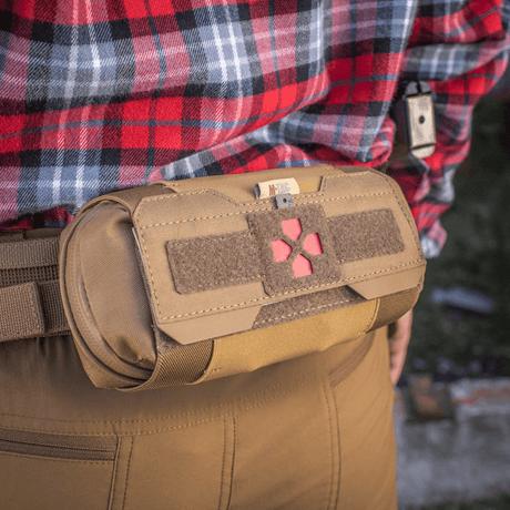 M‑Tac Horizontal Medical Pouch Elite kiinnitettynä vyöhön, näyttää Cordura 500D:n, vesitiiviin vetoketjun ja järjestelijän.