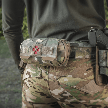 M-Tac Horizontal Medical Pouch Elite kiinnitettynä maastopukuun kentällä, sopii ensiapuun vesitiiviillä vetoketjulla ja järjestäjällä.