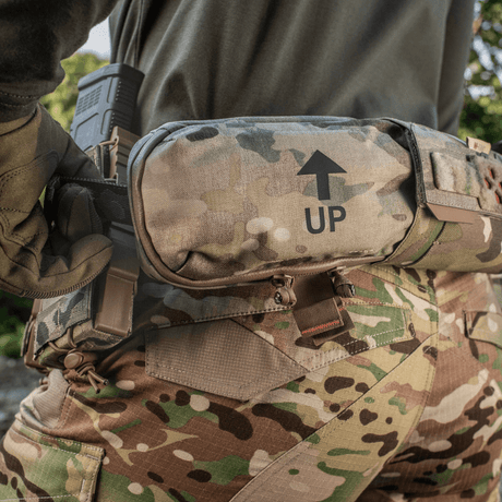 M‑Tac Horizontal Medical Pouch Elite sotilaan vyöllä, valmis kenttäensiapuun, valmistettu Cordura 500D:stä vesitiiviillä vetoketjulla.