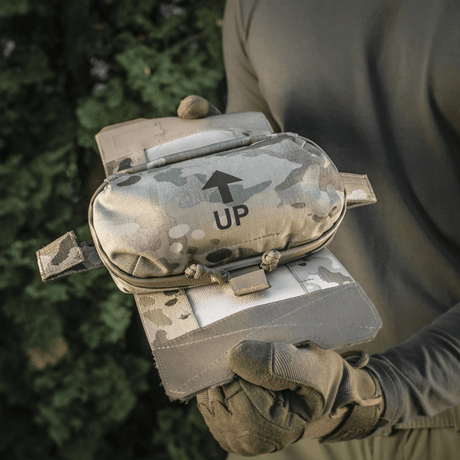 M‑Tac Horizontal Medical Pouch Elite henkilön pitämänä luonnossa, maastokuvio ja Cordura 500D -materiaali.