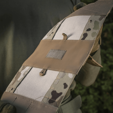 M‑Tac Horizontal Medical Pouch Elite kiinnitettynä kenttävarusteisiin, näyttää Cordura 500D:n ja YKK AquaGuard -vetoketjun, sopii ensiapuun.