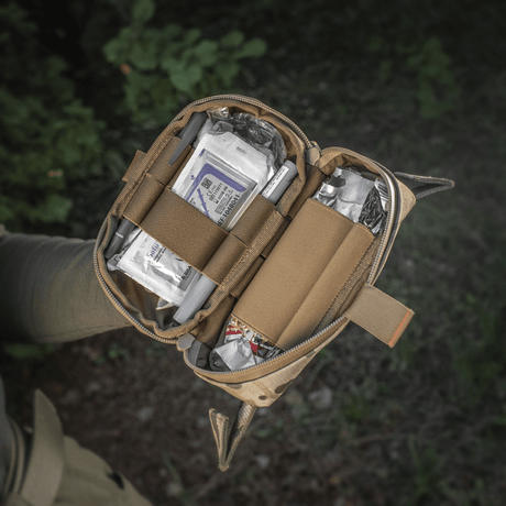 M‑Tac Horizontal Medical Pouch Elite käytössä, avoin laukku näyttää kenttäensiapun sisällön Cordura 500D:llä ja YKK AquaGuard -vetoketjulla.