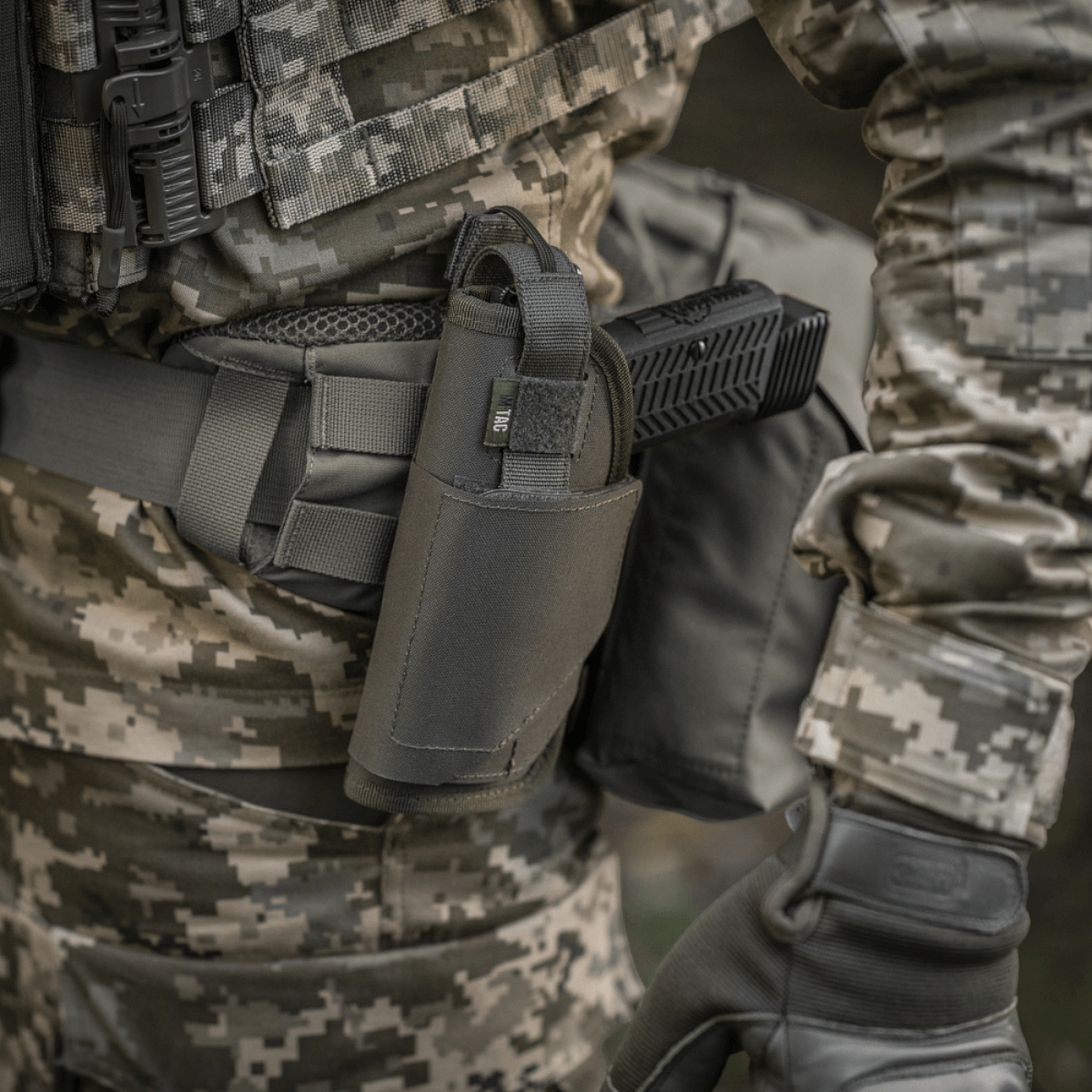 M-Tac Universal Taktisk Hylster Elite Venstre monteret på soldatens bælte med MOLLE-interface, lavet af Cordura 500D.