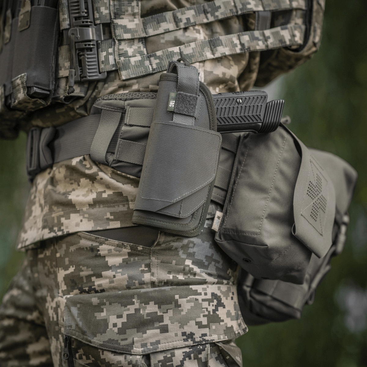 M-Tac Universal Taktisk Hylster Elite Venstre monteret på bælte med MOLLE-interface og Glock pistol, fremstillet af Cordura 500D.