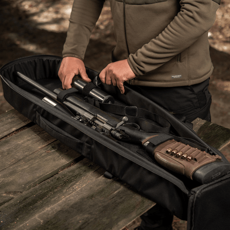 M‑Tac Gun Backpack Case 105 cm Elite Hex ase kiinnitettynä sisällä, täydellinen metsästäjille ja ampujille.