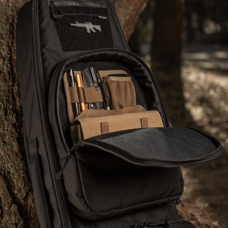 M‑Tac Gun Backpack Case 105 cm Elite Hex metsässä, avattuna osio varusteille.