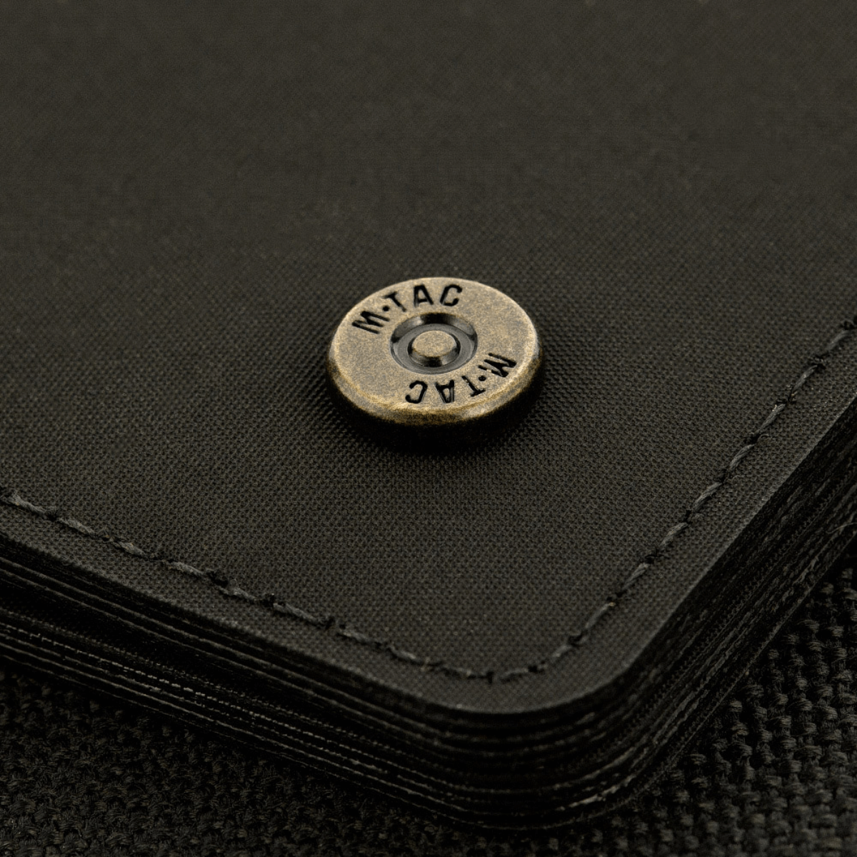 M-Tac Pung Slim Elite med messingnitte, kompakt og slidstærk designet til kontanter og kort, perfekt til lommen.