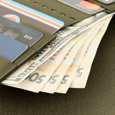 M-Tac Slim Elite korteilla ja käteisellä korteissa, kompakti ja tyylikäs muotoilu.