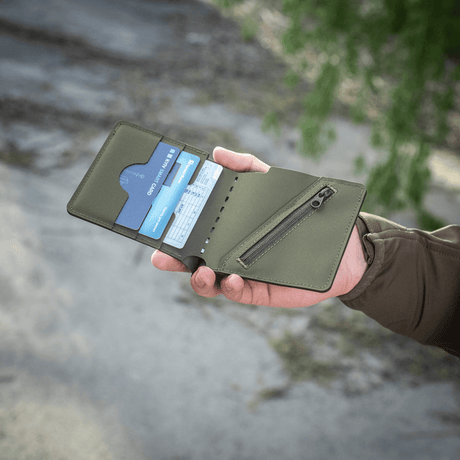 M-Tac Slim Elite Gen. II kädessä, näyttää kortit ja vetoketjutaskun kompaktissa, tyylikkäässä muotoilussa.