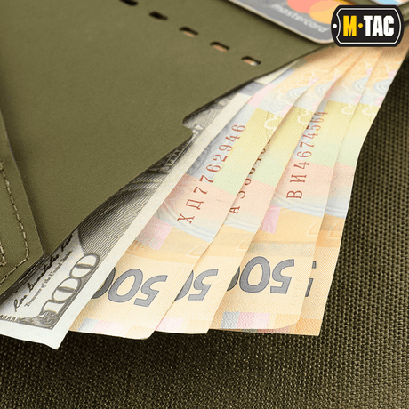 M-Tac Slim Elite Gen. II korteilla ja käteisellä taskuissa, valmistettu kestävästä polymeerikomposiitista ja modernilla muotoilulla.