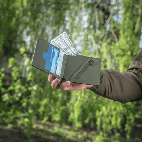 M-Tac Slim Elite Gen. II dollariseteleillä ja korteilla ulkotaskuissa.