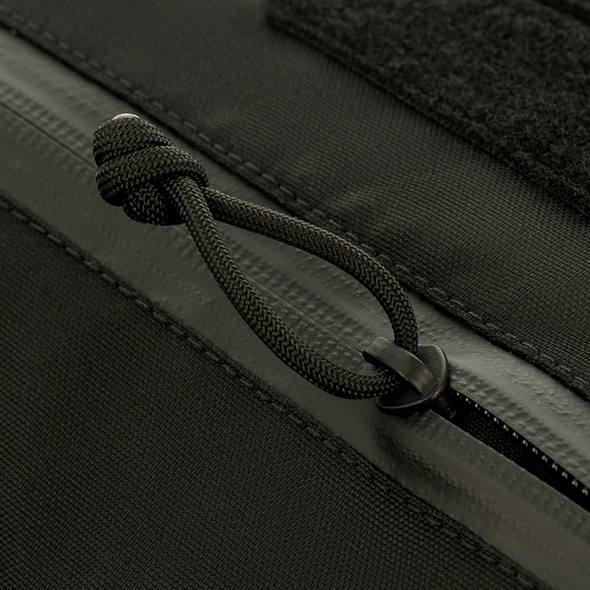 Nærbillede af M-Tac Taktisk Håndvarmer Elite med holdbart Cordura 500D stof og lynlåsdetalje.