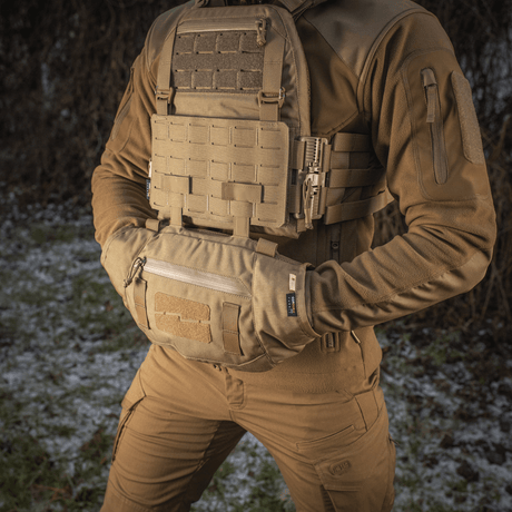 M-Tac Taktisk Håndvarmer Elite i brug, fremstillet af slidstærkt Cordura 500D med fleecefor og G-Loft isolering.