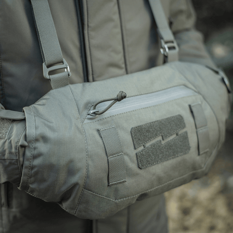 M-Tac Taktisk Håndvarmer Elite i gråt Cordura 500D materiale, ideel til kolde vejrforhold med blødt Polartec fleecefor og G-Loft isolering.