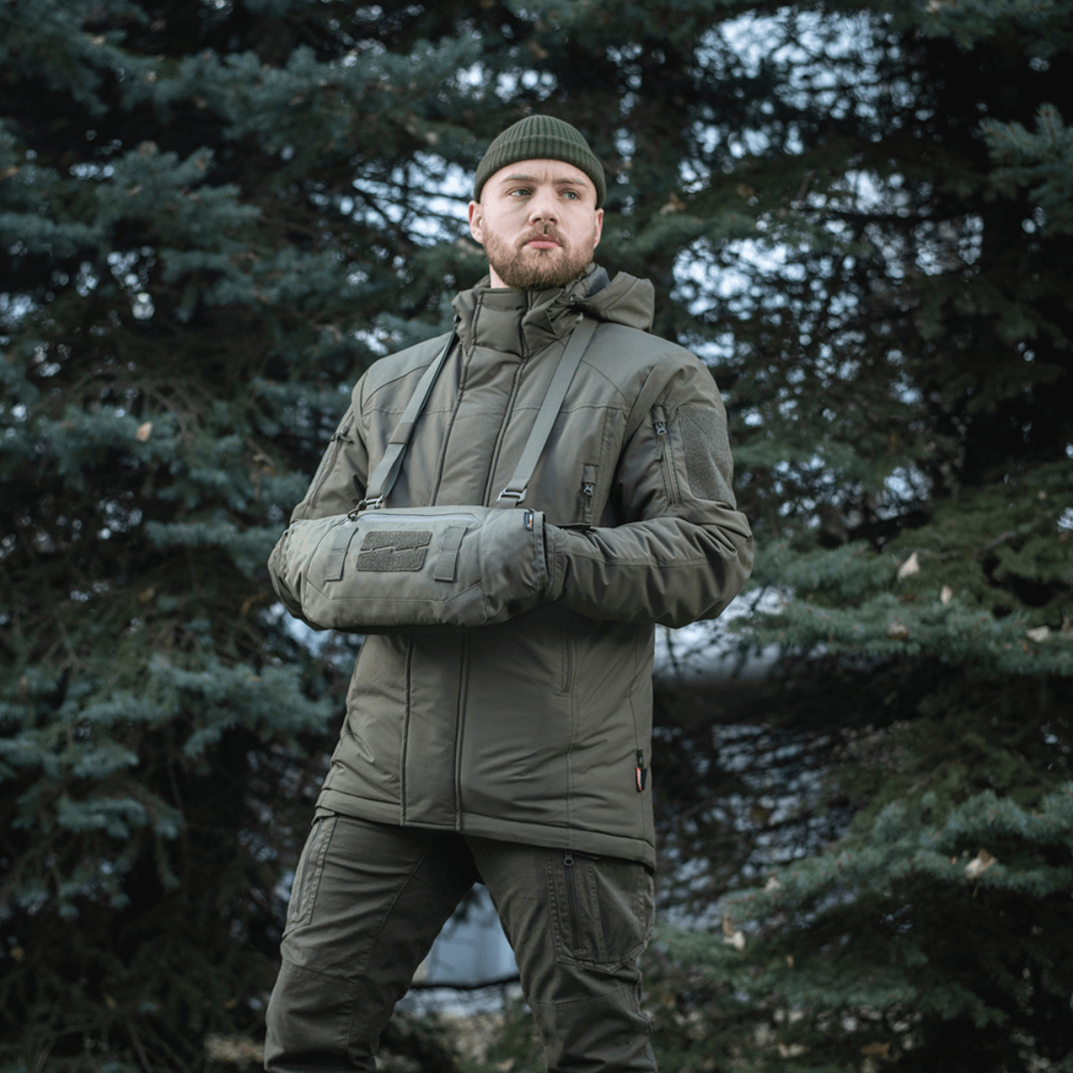 Mand iført M-Tac Taktisk Håndvarmer Elite i naturen, vinterbeklædning, varm handske, stilfuldt design, ekstrem vejrbeskyttelse