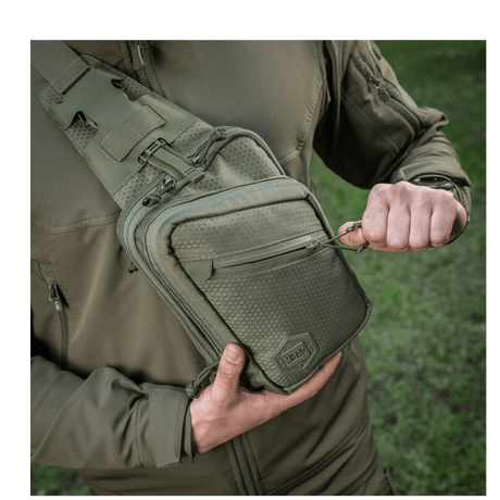 M-Tac Sling Pistoltaske Elite Hex käytössä, mukava ja tyylikäs laukku Cordura-materiaalista ja säädettävällä olkahihnalla.