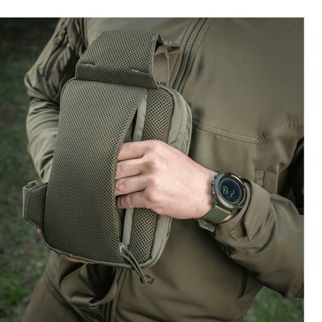 M-Tac Sling Pistoltaske Elite Hex käytössä, näyttää kestävyyttä ja mukavuutta.