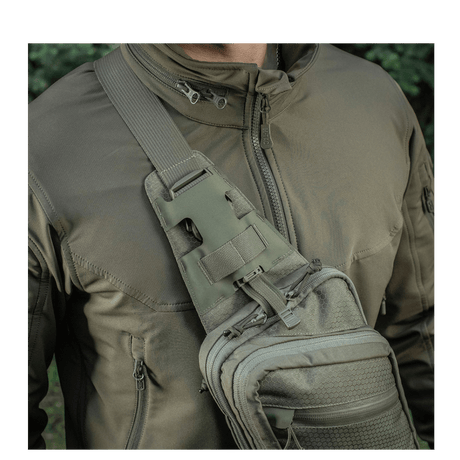 M-Tac Sling Pistoltaske Elite Hex käytössä, olalla kantamana säädettävän hihnan ja pikakiinnityksen kanssa, valmistettu Cordura 1000D:stä ja Hex-kankaasta.
