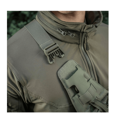 M-Tac Sling Pistoltaske Elite Hex käytössä säädettävällä olkahihnalla ja soljella, sopii piilotettuun aseen kantamiseen mukavasti.