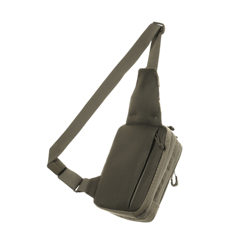 M-Tac Sling Pistoltaske Elite Hex vahvassa Cordurassa säädettävällä olkahihnalla ja tilavilla osastoilla piilotettuun aseen kuljetukseen.