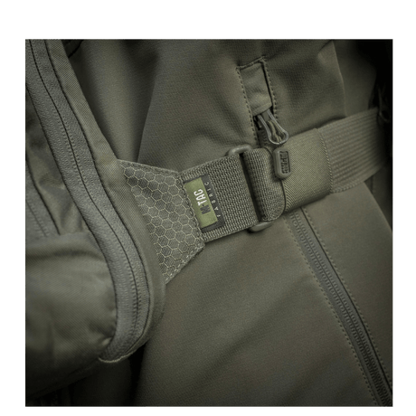 M-Tac Sling Pistoltaske Elite Hex Cordura-kankaalla ja YKK-vedoketjulla, yksityiskohta soljesta ja säädettävästä hihnasta.