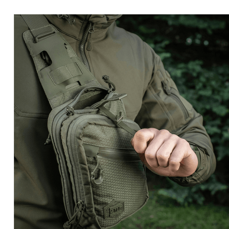 M-Tac Sling Pistoltaske Elite Hex säädettävällä olkahihnalla henkilöllä ulkoilmassa.