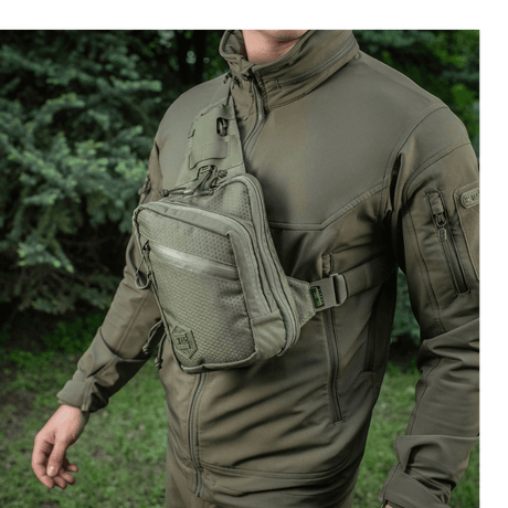 M-Tac Sling Pistoltaske Elite Hex henkilön kantamana luonnossa.