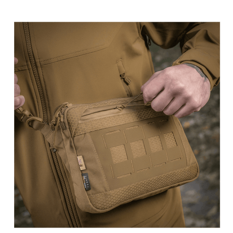 M-Tac Admin-laukku Elite kestävästä Cordura-materiaalista, YKK-vetoketjut, nähty henkilöllä ulkoilmassa