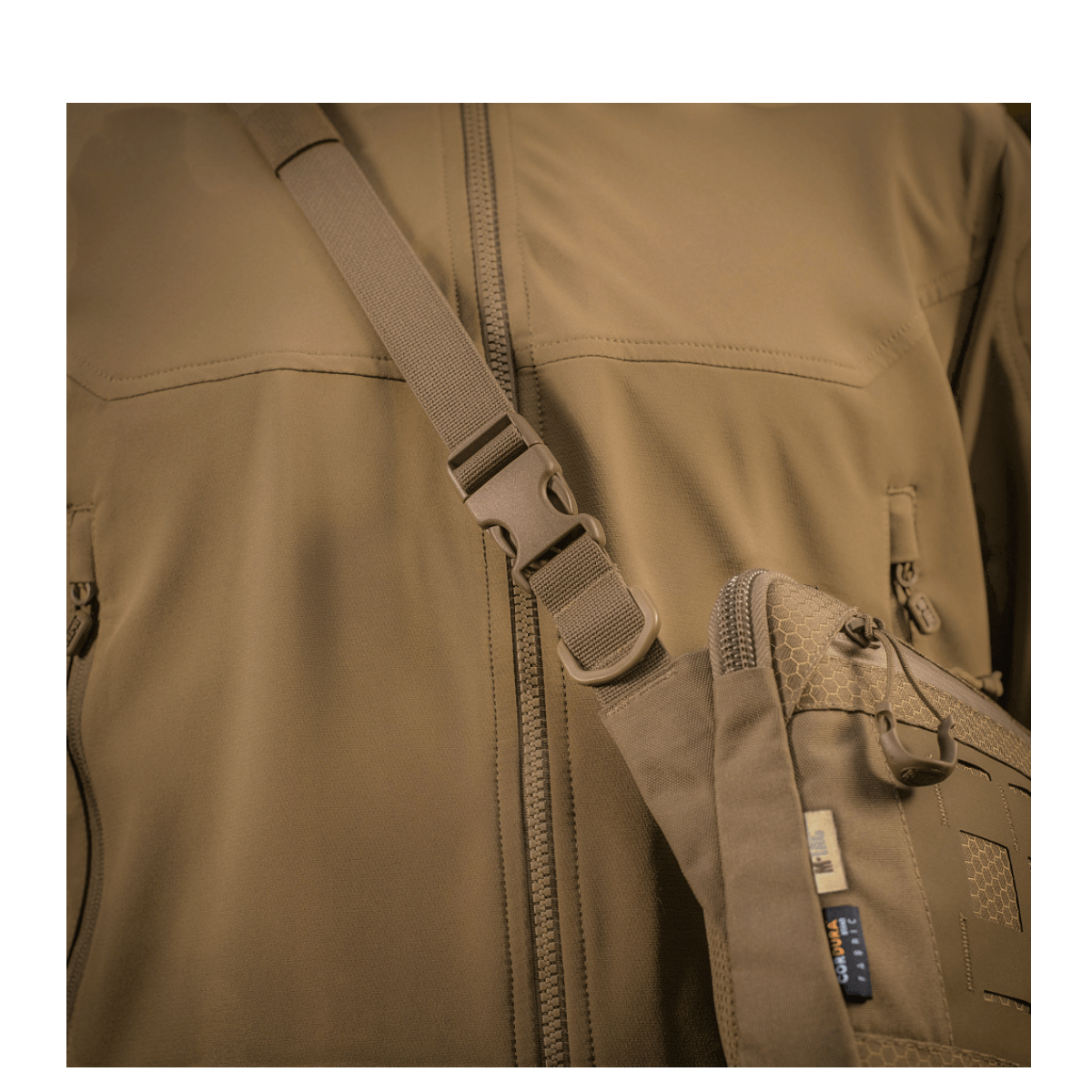 M-Tac Admin Taske Elite på brystet af en person iført brunt tøj med justerbar skulderrem og slidstærkt materiale.