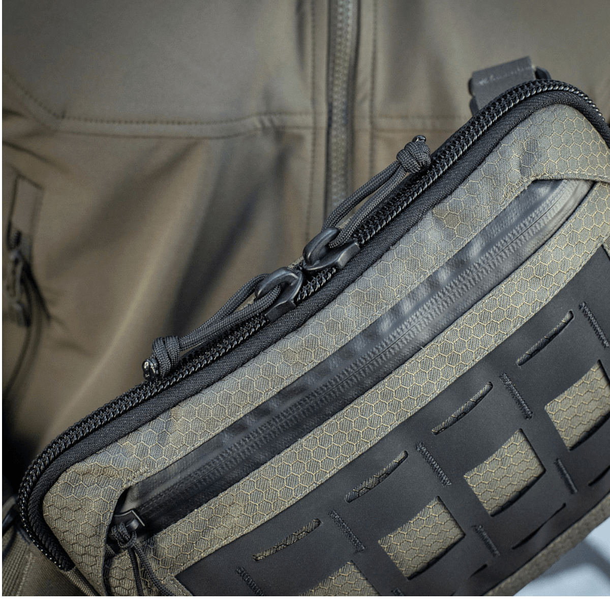 M-Tac Admin Taske Elite tæt på, fremhæver Cordura 500D materialet og YKK lynlåse