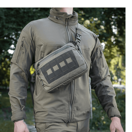 M-Tac Admin-laukku Eliteä kantaa henkilö metsässä, valmistettu kestävästä Cordura 500D:stä ja Hexistä, laadukkaat vetoketjut