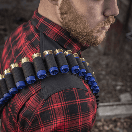 M-Tac Bandolier Elite metsästykseen, nähty henkilöllä punaruutuinen paita, kapasiteetti 55 patruunaa, ergonominen muotoilu, käytännöllinen patruunoiden saatavuus.