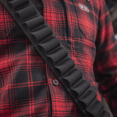 M-Tac Bandolier Elite patruunavyö metsästykseen, tuplahihnat, kuvattu henkilöllä punaruutuisessa paidassa. Kapasiteetti: 55 patruunaa.