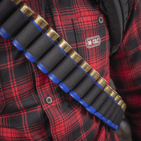 M-Tac Bandolier Elite patruunavyö metsästyksen ja ampumaurheilun käyttöön, 55 patruunan kapasiteetti, käytössä punaruutuisen paidan päällä.