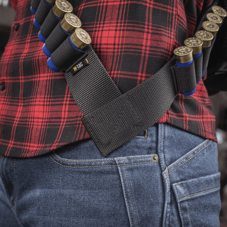 M-Tac Bandolier Elite metsästykseen, lähikuva patruunoista elastisissa pidikkeissä, sopii nopeaan saatavuuteen ja ergonomiseen muotoiluun.