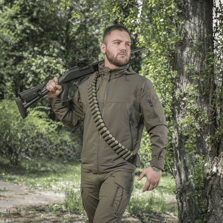 Metsästäjä M-Tac Bandolier Elite -patruunavyöllä, 55 patruunan kapasiteetti, suunniteltu nopeaan patruunoiden saatavuuteen metsästyksen aikana.