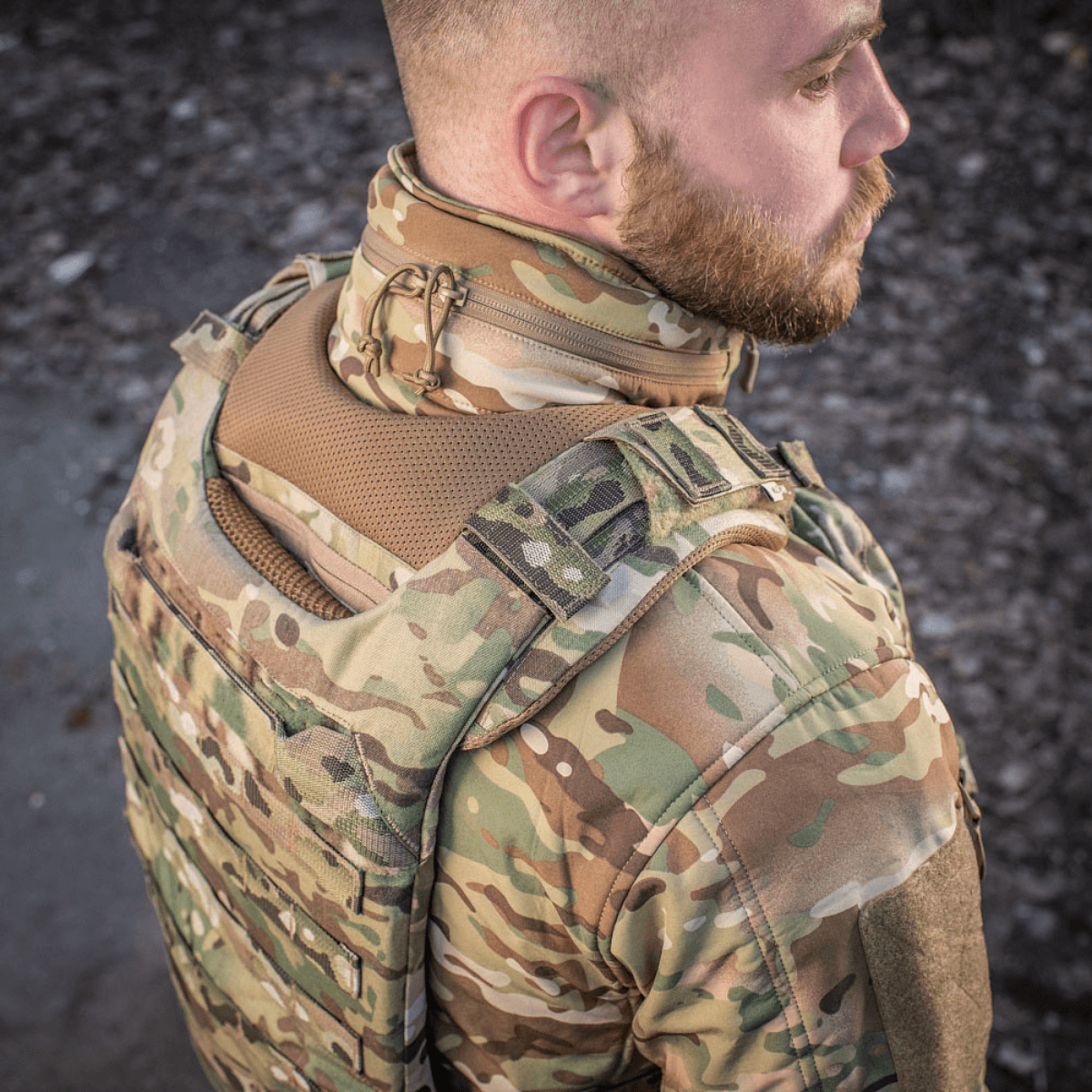 Person iført M-Tac Skulderpude til Plate Carrier Cuirass QRS i camouflage med Cordura materiale for komfort og holdbarhed