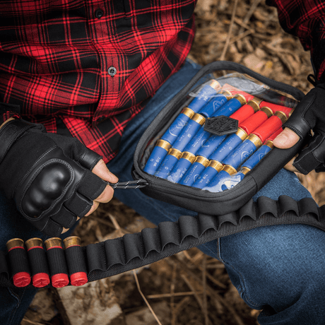 Henkilö istuu ulkona M-Tac Utility Organizer Slim Eliten kanssa täynnä patruunoita, valmistettu Cordura 500D:stä