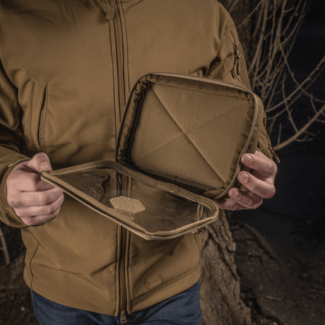 Henkilö pitelee M-Tac Utility Organizer Slim Elite Cordura 500D:stä läpinäkyvällä PVC-kalvolla ja sisäisellä Velcrolla EDC-kitille