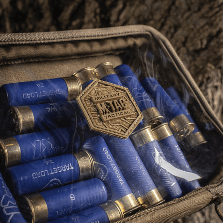 M-Tac Utility Organizer Slim Elite läpinäkyvällä etuseinällä säilyttää sinisiä patruunahylsyjä turvallisesti ja järjestelmällisesti luonnonympäristössä