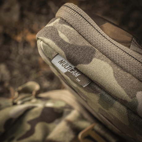 Lähikuva M-Tac Utility Organizer Slim Elite maastokuvioidusta kestävästä Cordura 500D:stä, ihanteellinen EDC-sarjalle ja turvalliseen säilytykseen.
