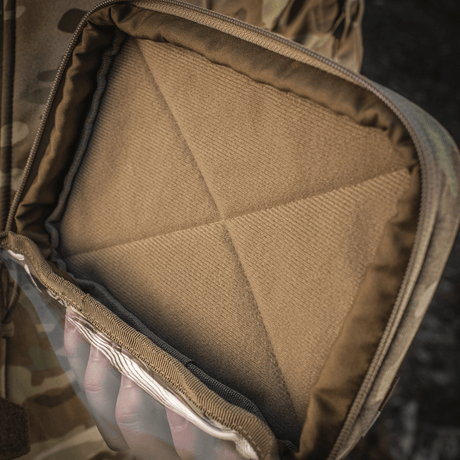 M-Tac Utility Organizer Slim Elite kestävästä Cordura 500D:stä läpinäkyvällä PVC-kalvolla ja Velcro-kiinnityksellä turvalliseen säilytykseen.