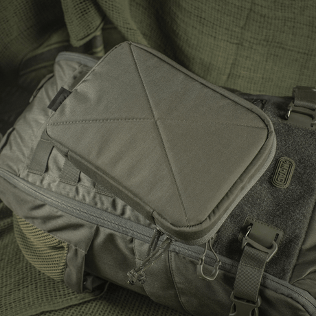 M-Tac Utility Organizer Slim Elite repussa, valmis EDC-sarjalle ja tarvittavien esineiden säilytykseen.