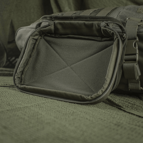M-Tac Utility Organizer Slim Elite valmistettu kestävästä Cordura 500D:stä, avoin tasku turvalliseen säilytykseen, nähtynä sisältä.