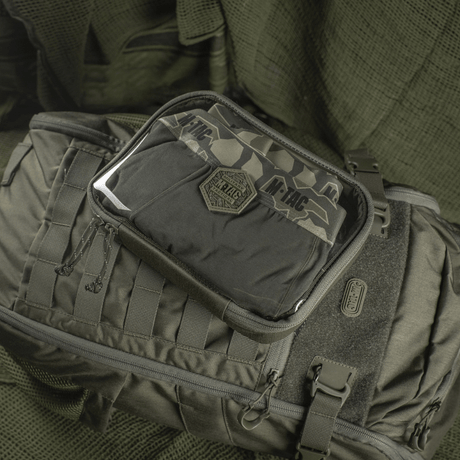 M-Tac Utility Organizer Slim Elite läpinäkyvällä etuosalla, sopii EDC-sarjalle, valmistettu Cordura 500D:stä, esitetty laukussa.
